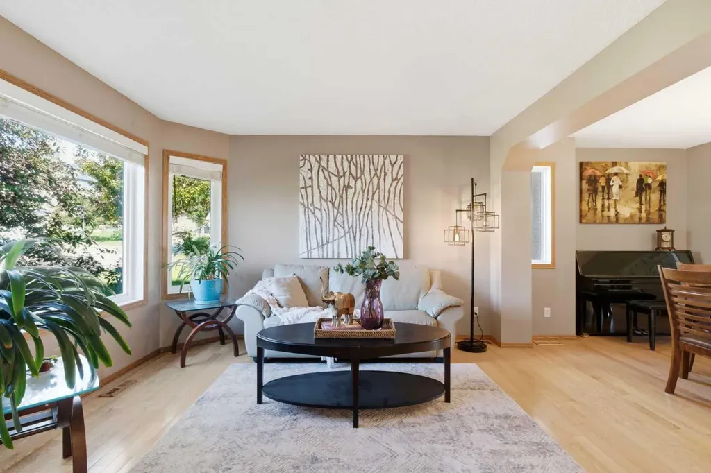 12 Edgeridge Green NW Calgary AB T3A 6A9