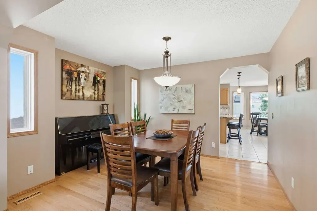 12 Edgeridge Green NW Calgary AB T3A 6A9