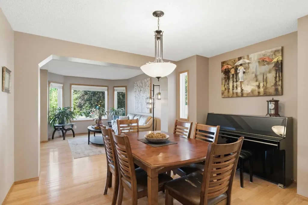 12 Edgeridge Green NW Calgary AB T3A 6A9