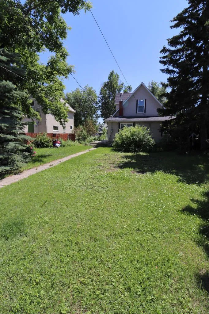 2214 22 Street Nanton AB T0L 1R0