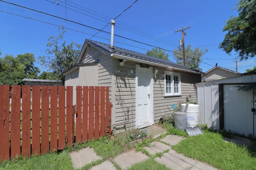 2214 22 Street Nanton AB T0L 1R0