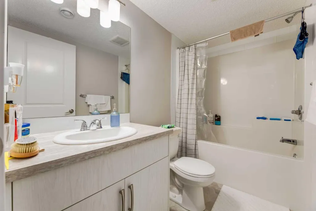 52 Lucas Street NW Calgary AB T3P 1N2