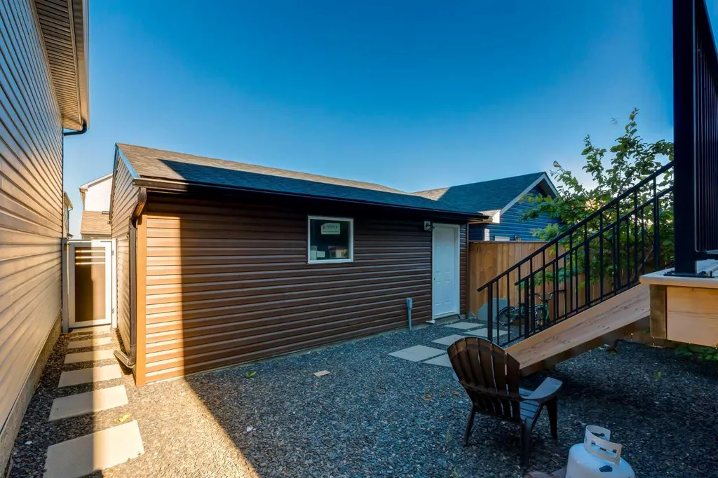 52 Lucas Street NW Calgary AB T3P 1N2