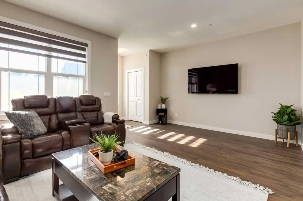 52 Lucas Street NW Calgary AB T3P 1N2