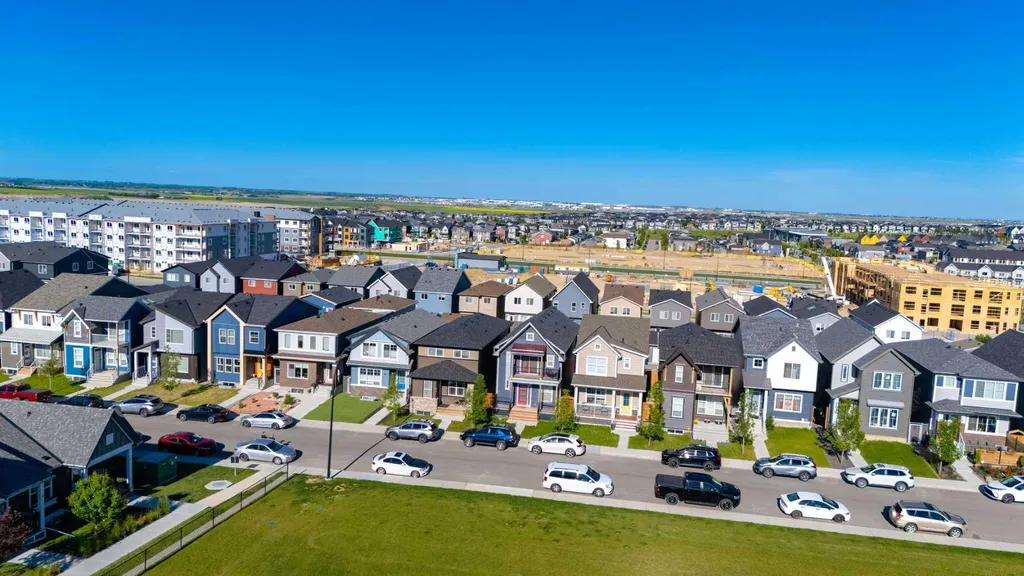 52 Lucas Street NW Calgary AB T3P 1N2