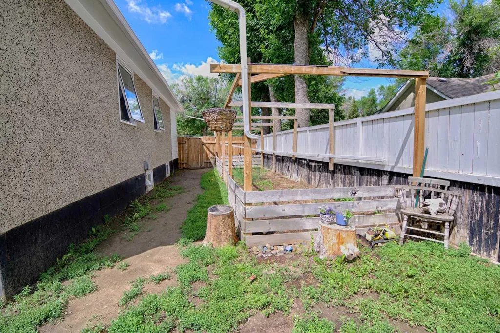 210 7 Street N Vauxhall AB T0K2K0