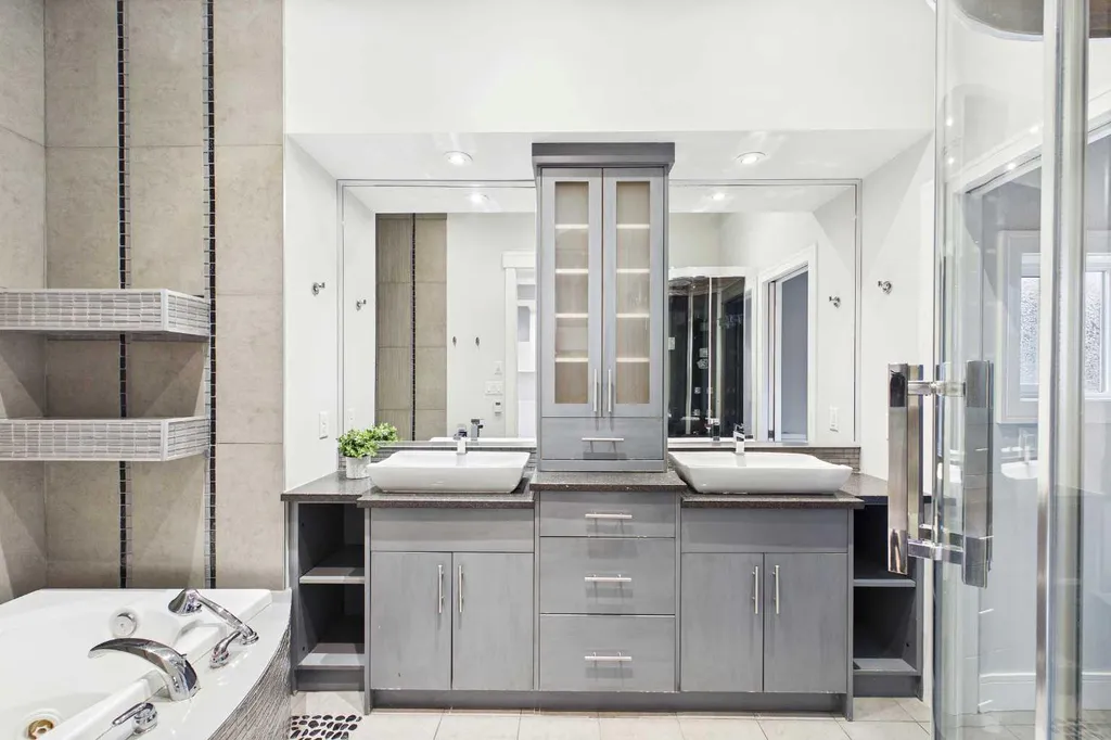 2430 28 Avenue SW Calgary AB T2T 1K9