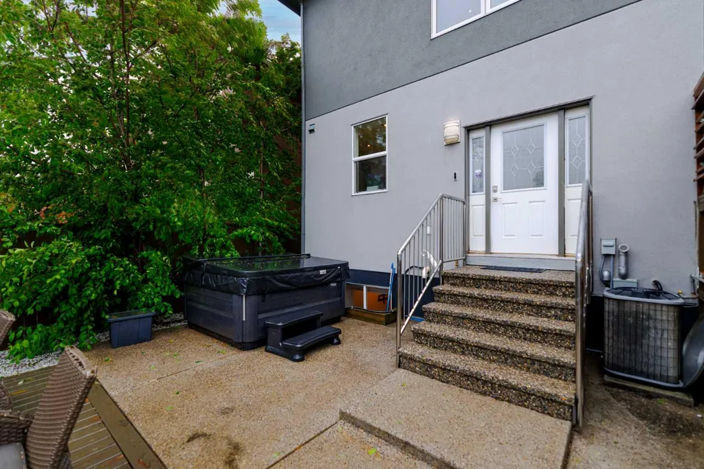 2430 28 Avenue SW Calgary AB T2T 1K9