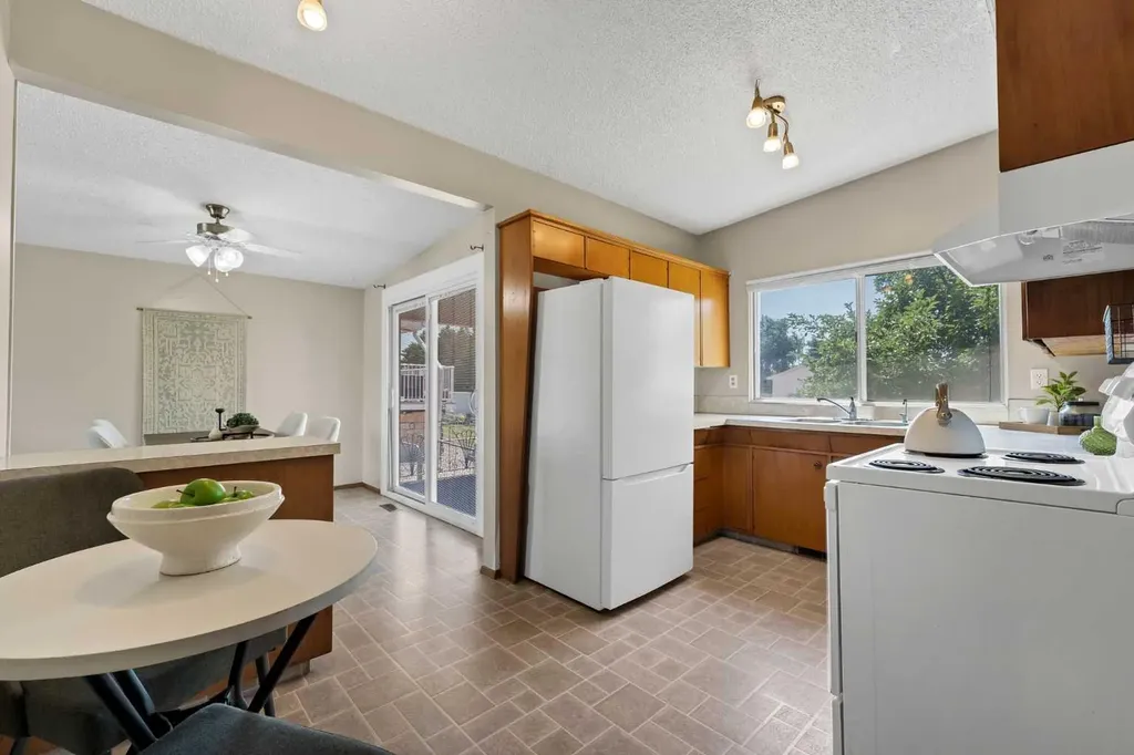 561 12 Street NW Medicine Hat AB T1A6R3