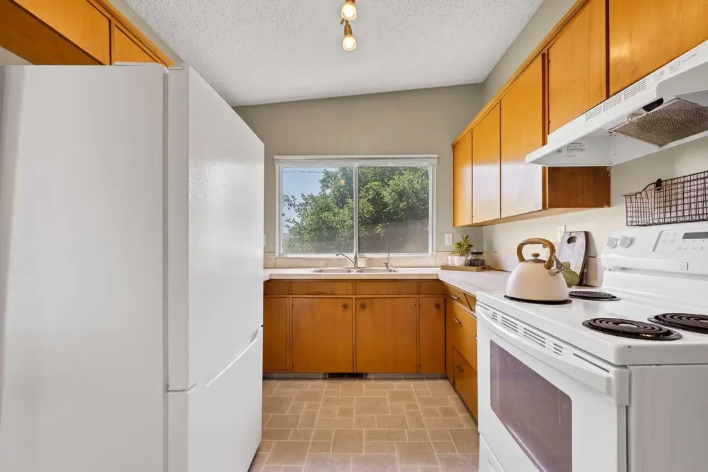 561 12 Street NW Medicine Hat AB T1A6R3