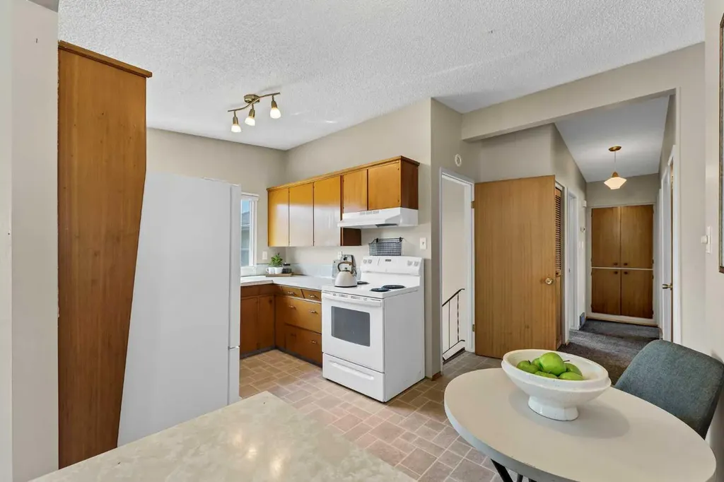 561 12 Street NW Medicine Hat AB T1A6R3