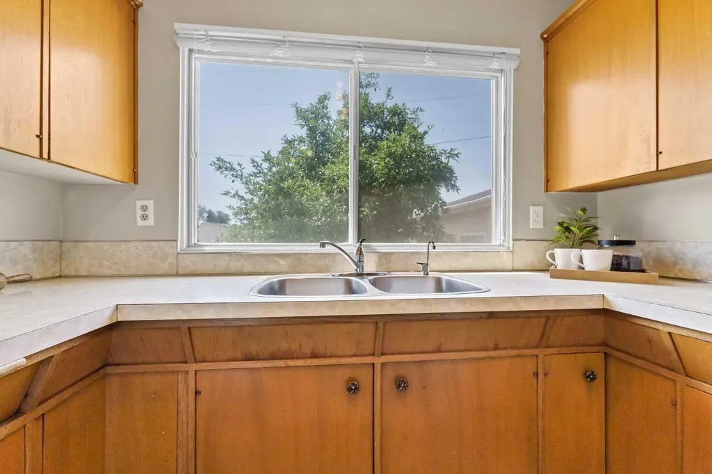561 12 Street NW Medicine Hat AB T1A6R3