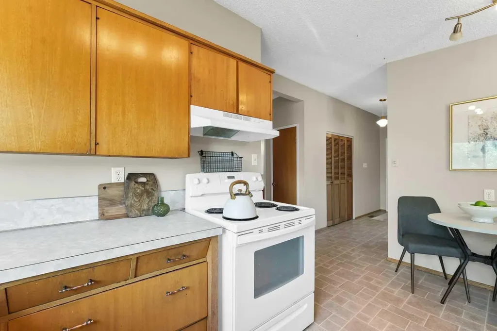 561 12 Street NW Medicine Hat AB T1A6R3