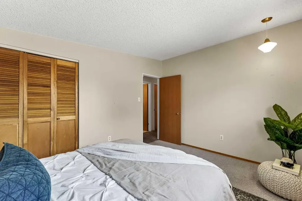 561 12 Street NW Medicine Hat AB T1A6R3