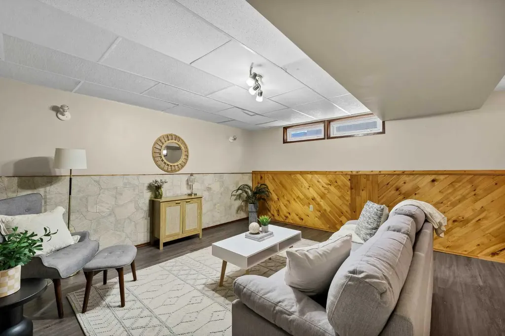 561 12 Street NW Medicine Hat AB T1A6R3