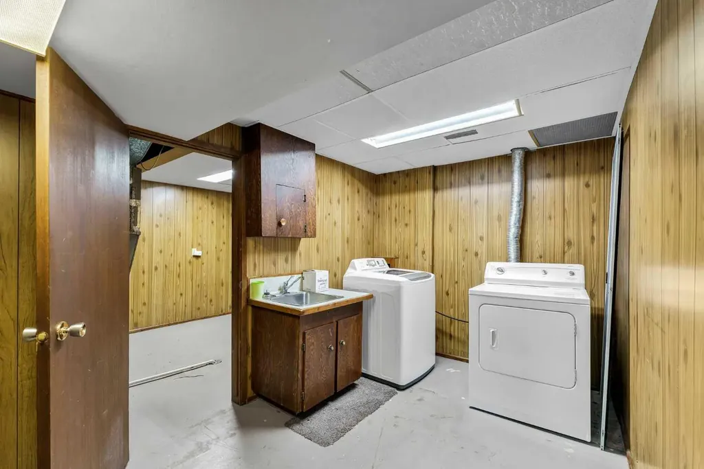 561 12 Street NW Medicine Hat AB T1A6R3