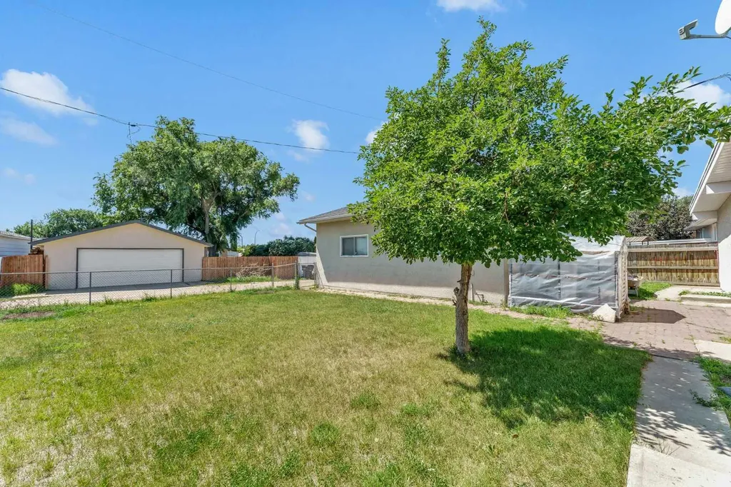 561 12 Street NW Medicine Hat AB T1A6R3