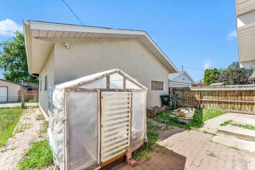 561 12 Street NW Medicine Hat AB T1A6R3
