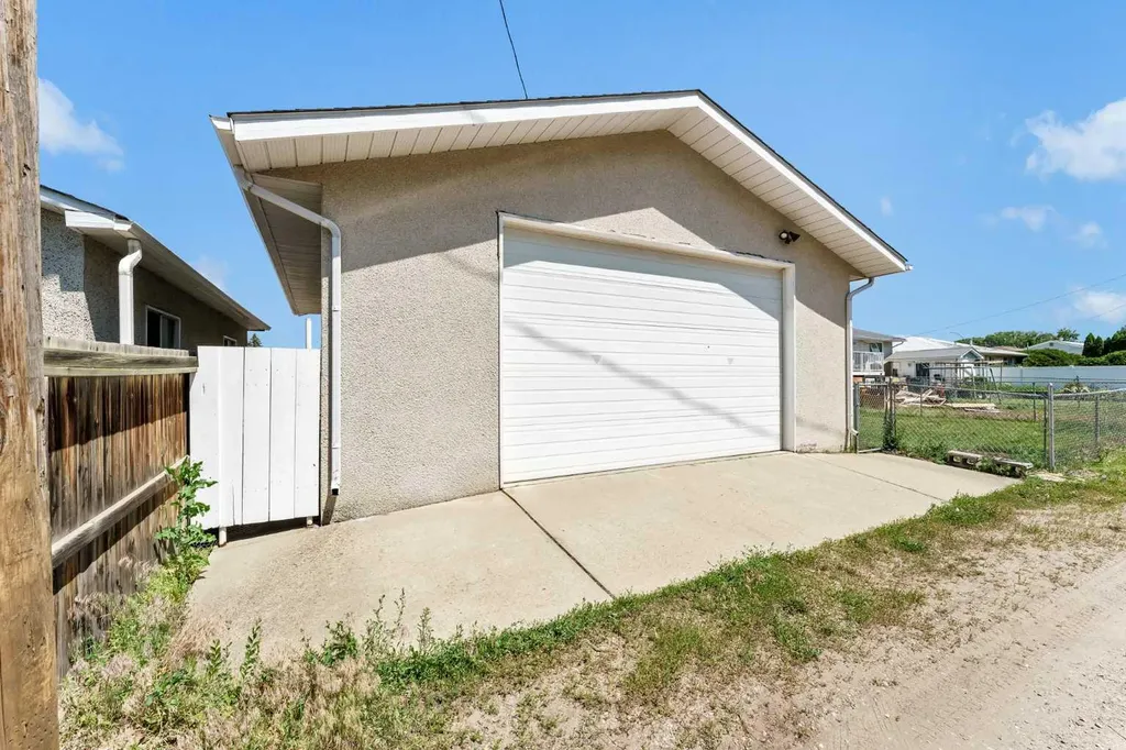 561 12 Street NW Medicine Hat AB T1A6R3