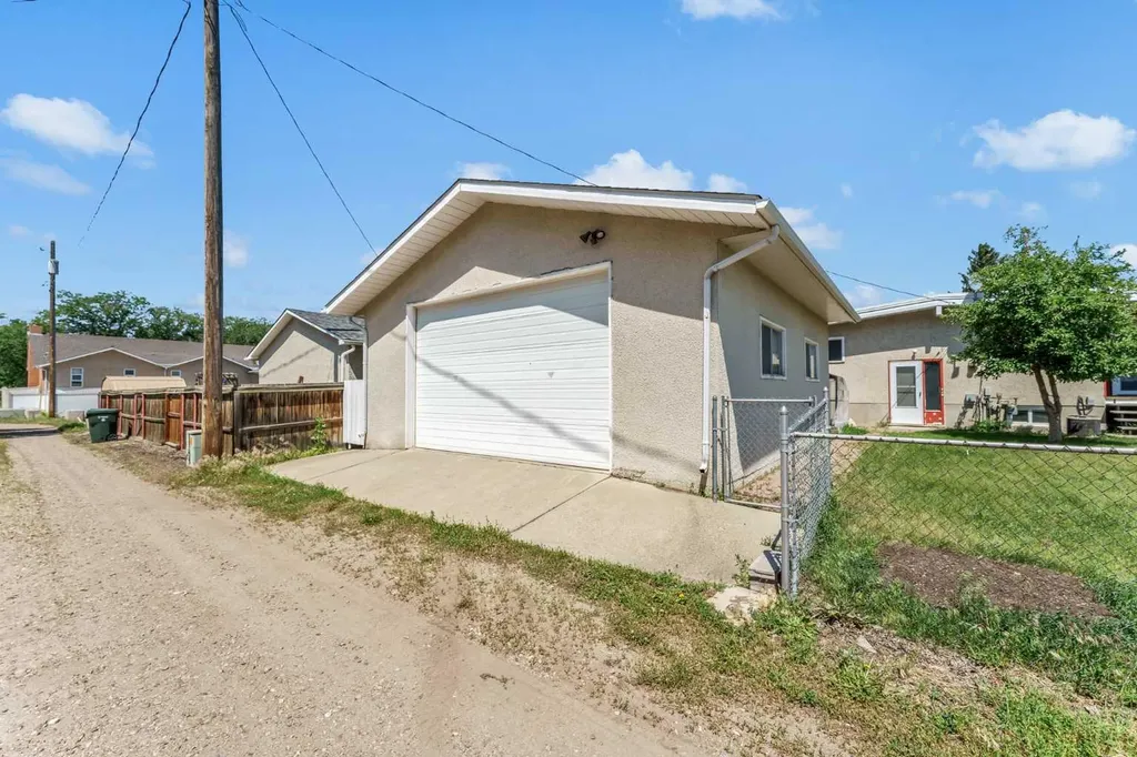 561 12 Street NW Medicine Hat AB T1A6R3