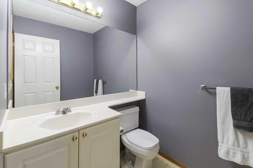 160 Douglas Ridge Green SE Calgary AB T2Z 2T3