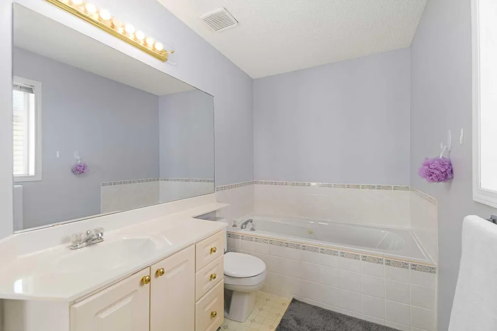 160 Douglas Ridge Green SE Calgary AB T2Z 2T3