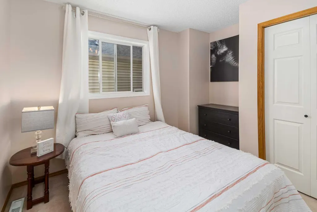 160 Douglas Ridge Green SE Calgary AB T2Z 2T3