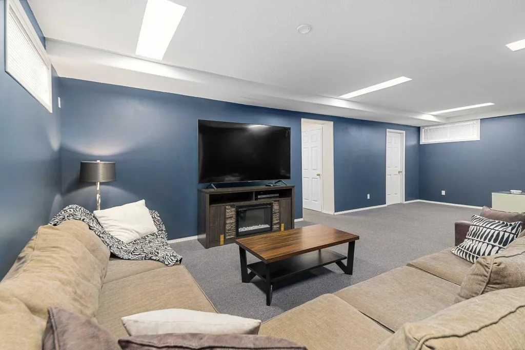 160 Douglas Ridge Green SE Calgary AB T2Z 2T3