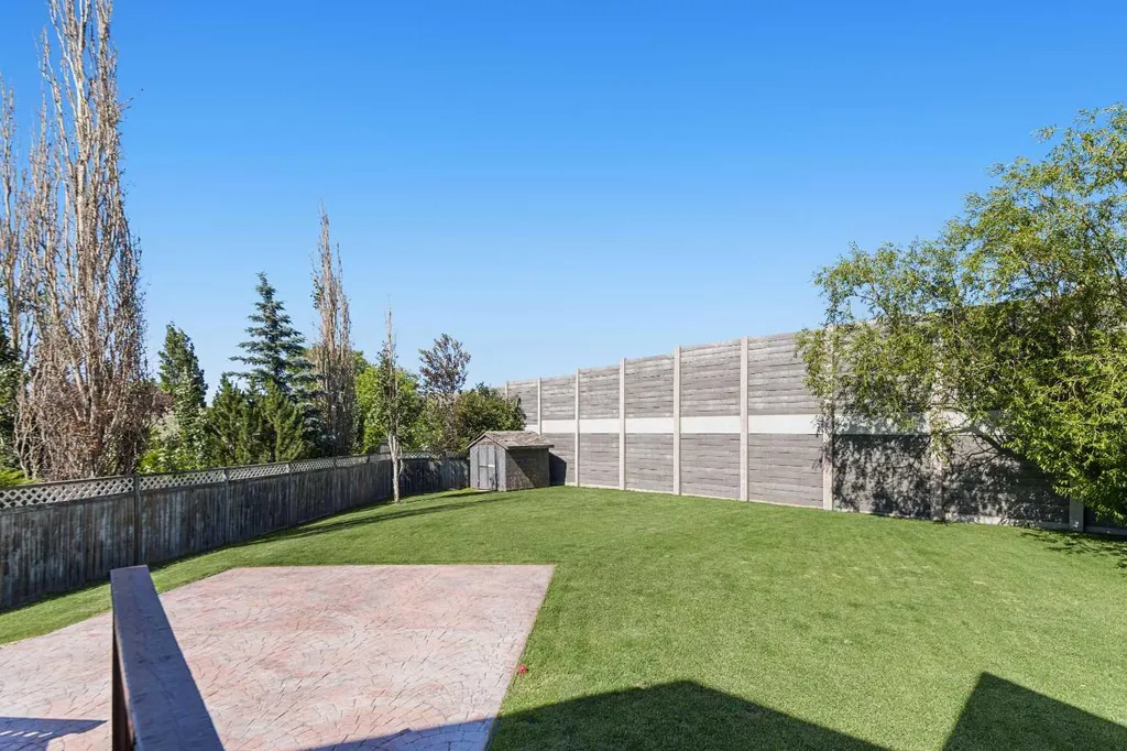 160 Douglas Ridge Green SE Calgary AB T2Z 2T3