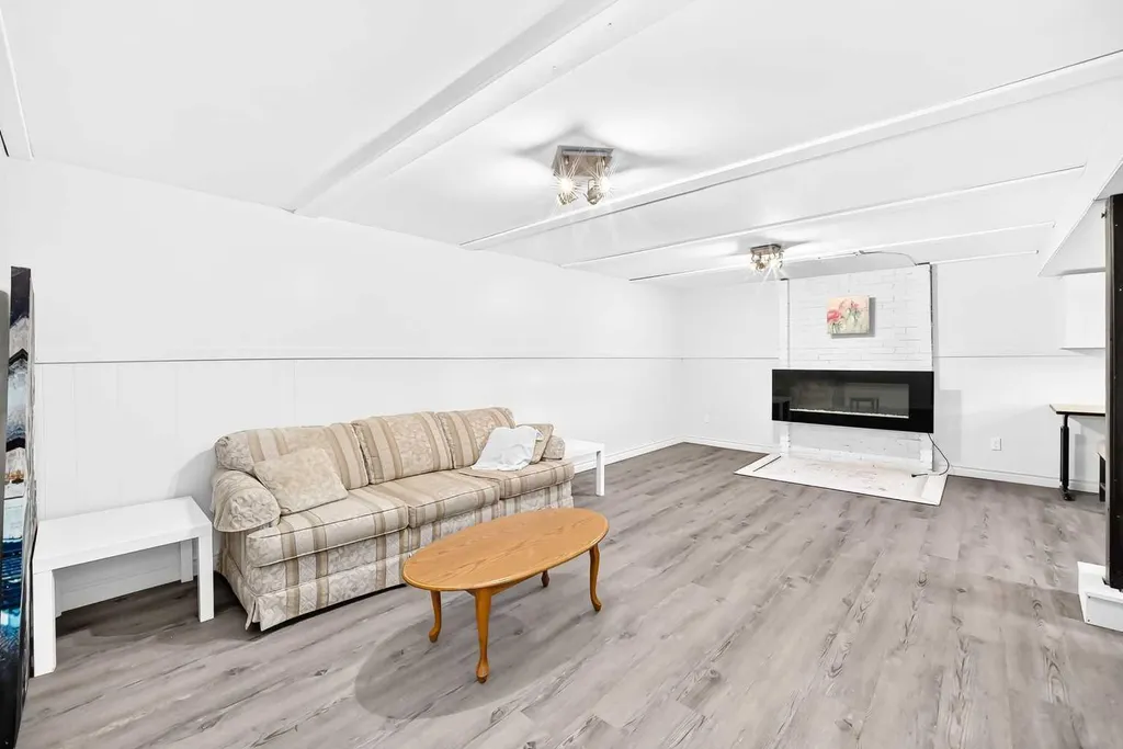 4832 Worcester Drive SW Calgary AB T3C3L6