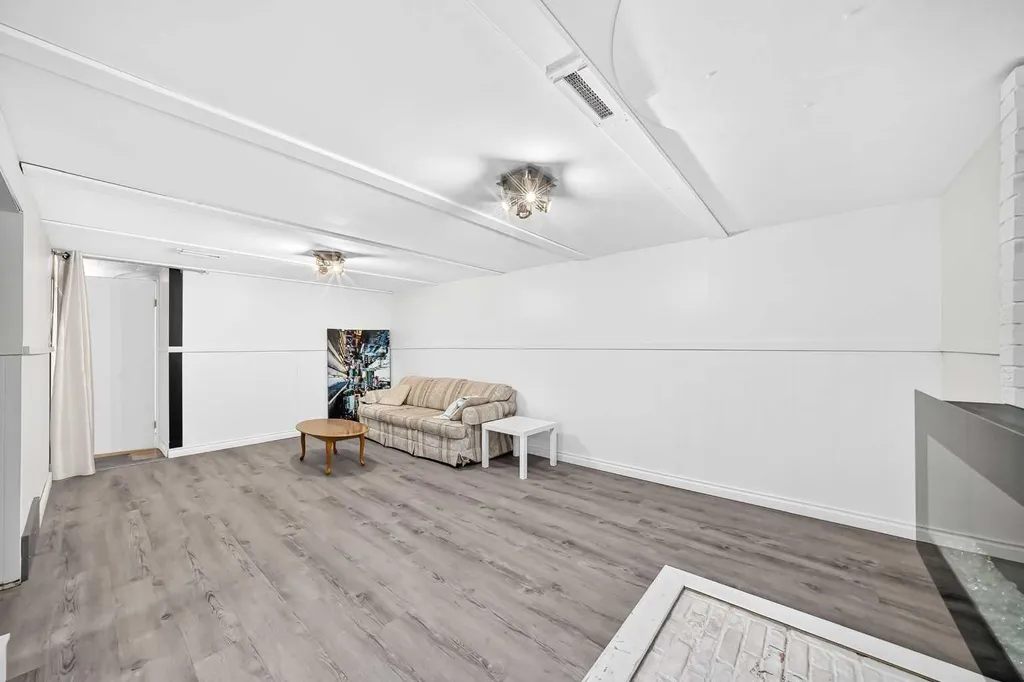 4832 Worcester Drive SW Calgary AB T3C3L6