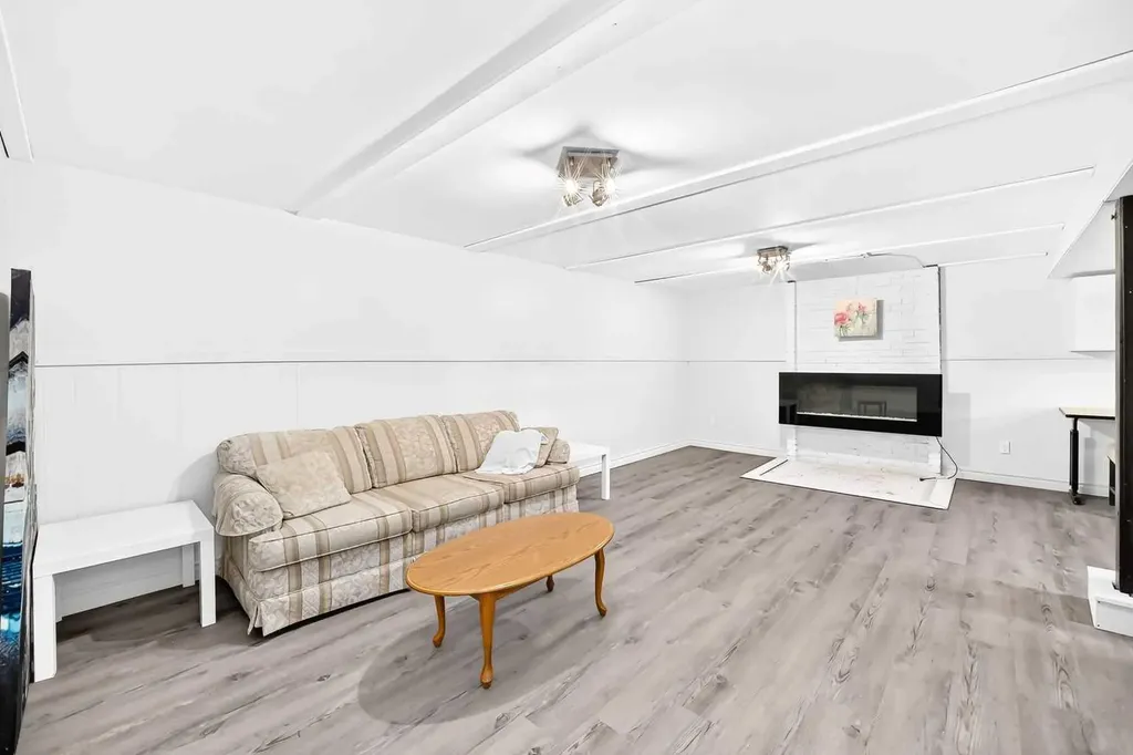 4832 Worcester Drive SW Calgary AB T3C3L6