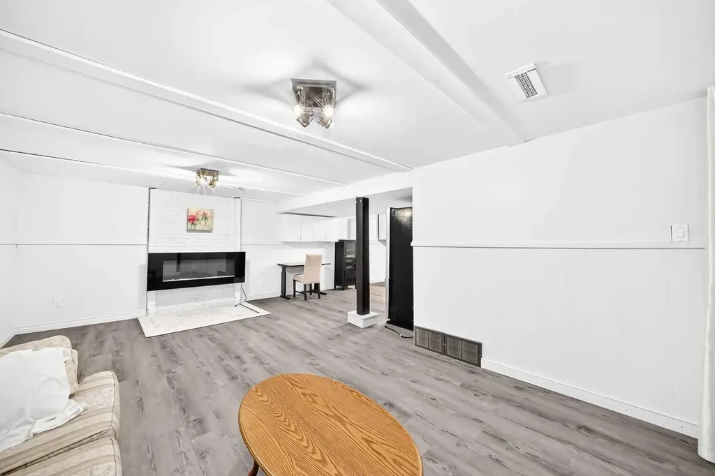 4832 Worcester Drive SW Calgary AB T3C3L6