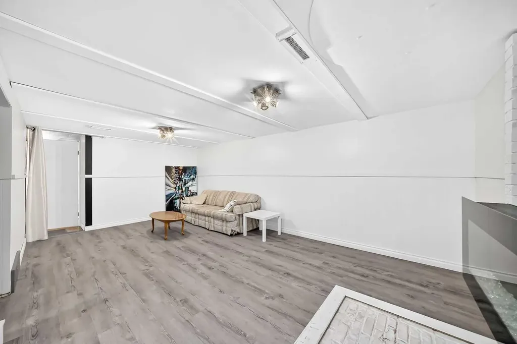 4832 Worcester Drive SW Calgary AB T3C3L6