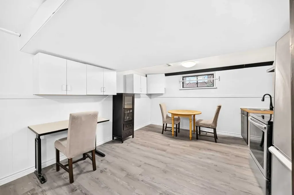 4832 Worcester Drive SW Calgary AB T3C3L6