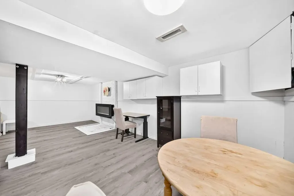 4832 Worcester Drive SW Calgary AB T3C3L6