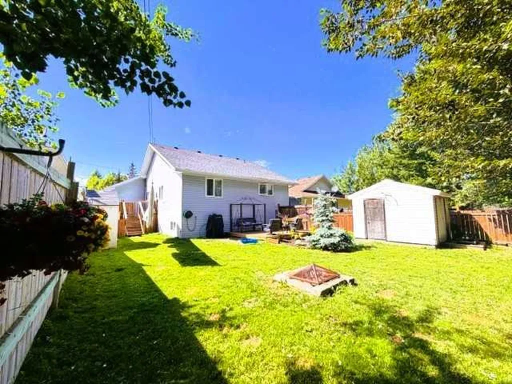 125 10 Street Canyon Creek AB T0G 0M0