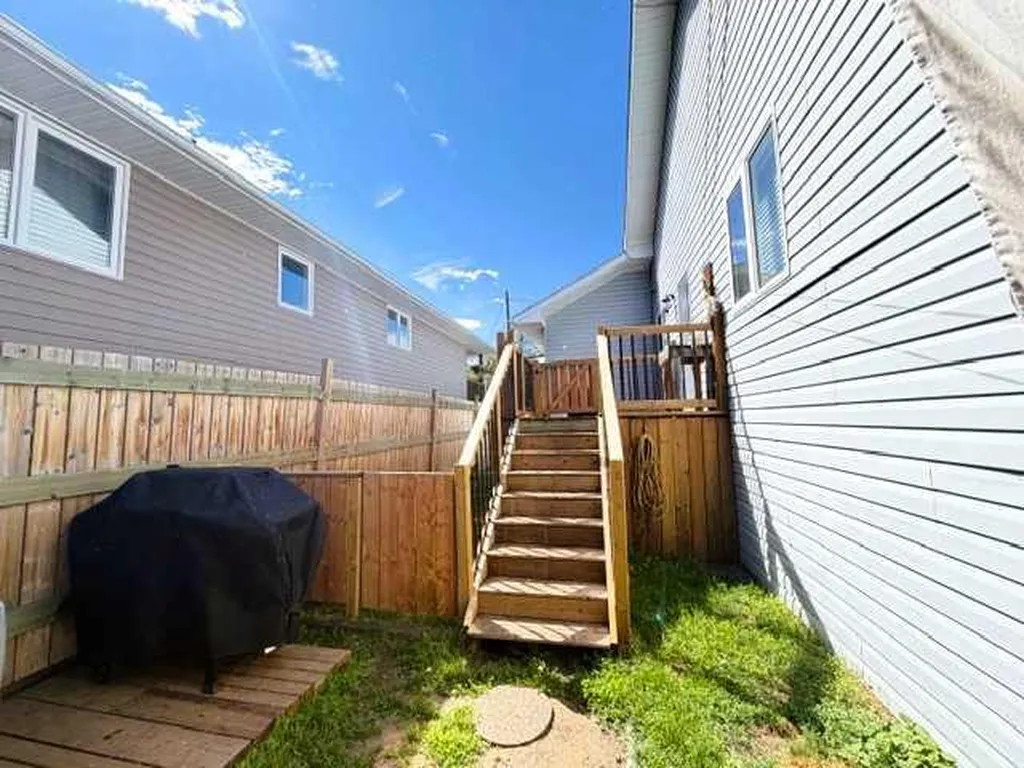 125 10 Street Canyon Creek AB T0G 0M0