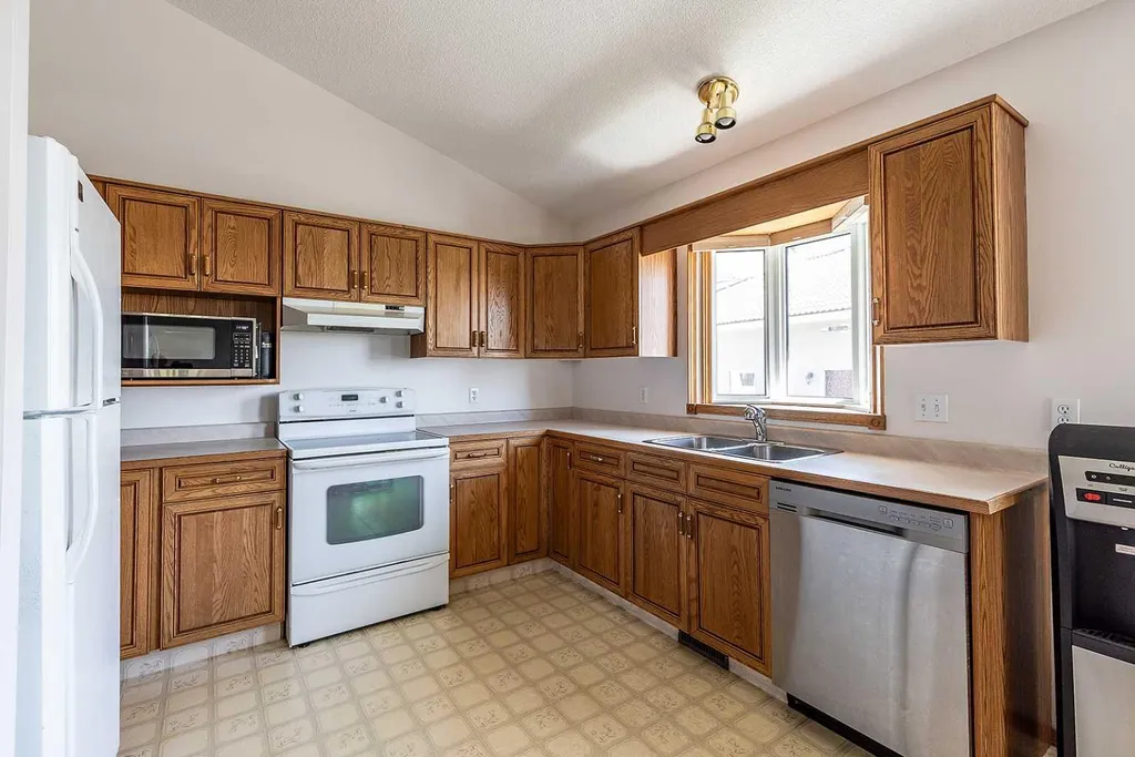 733 Taylor Road SE Medicine Hat AB T1B 4A5