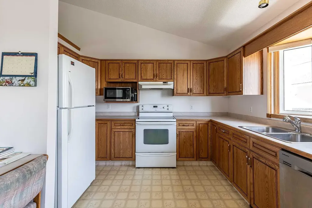 733 Taylor Road SE Medicine Hat AB T1B 4A5
