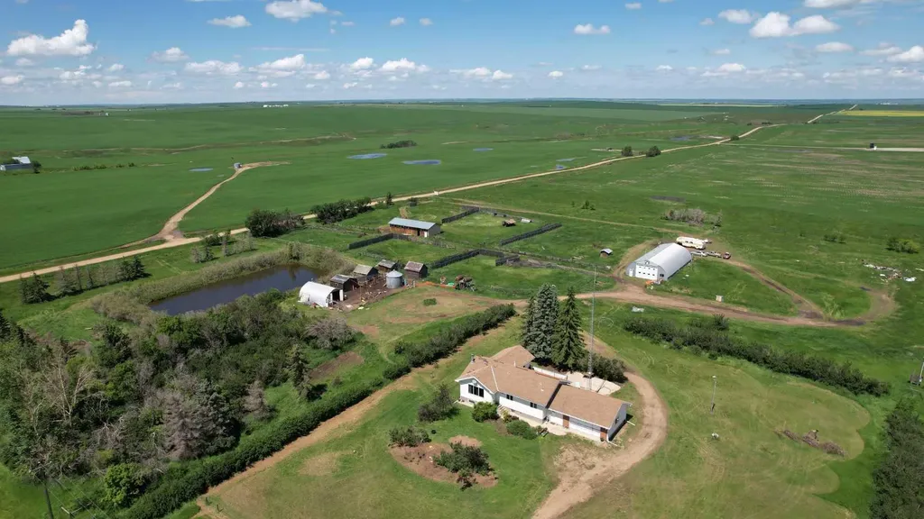 Rural Starland County AB, 171076 9 Highway