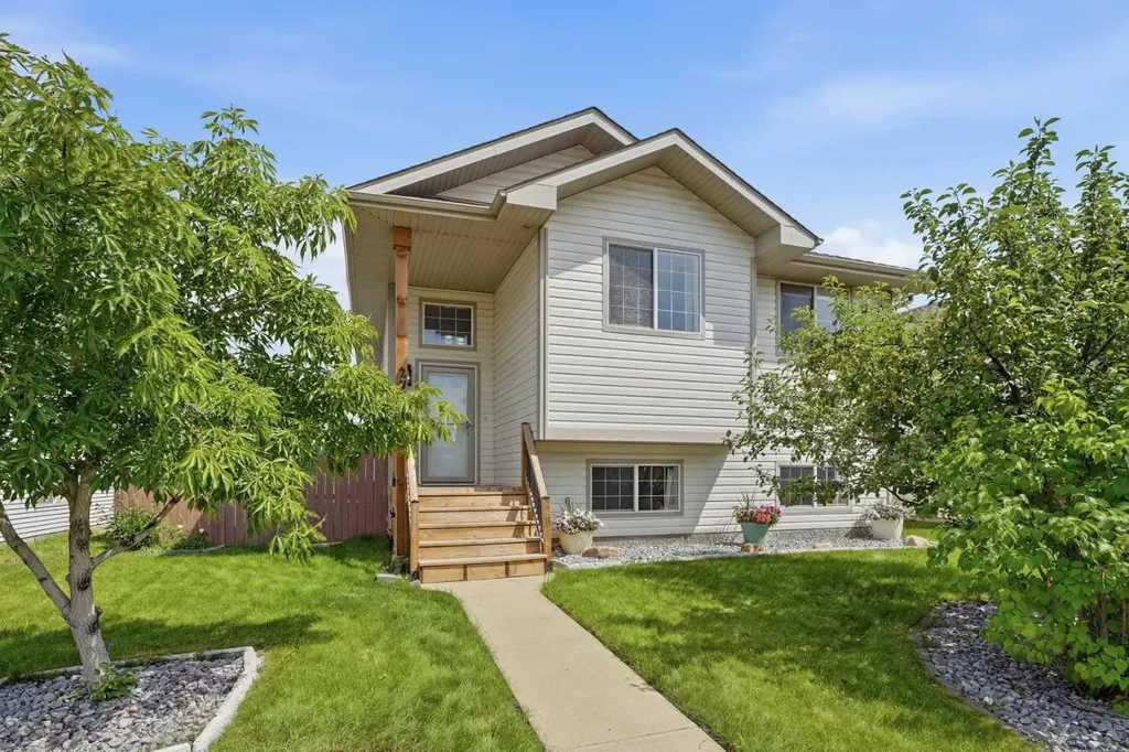 27 Hallgren Drive Sylvan Lake AB T4S 1W6