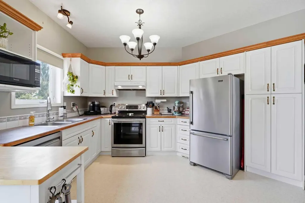 27 Hallgren Drive Sylvan Lake AB T4S 1W6