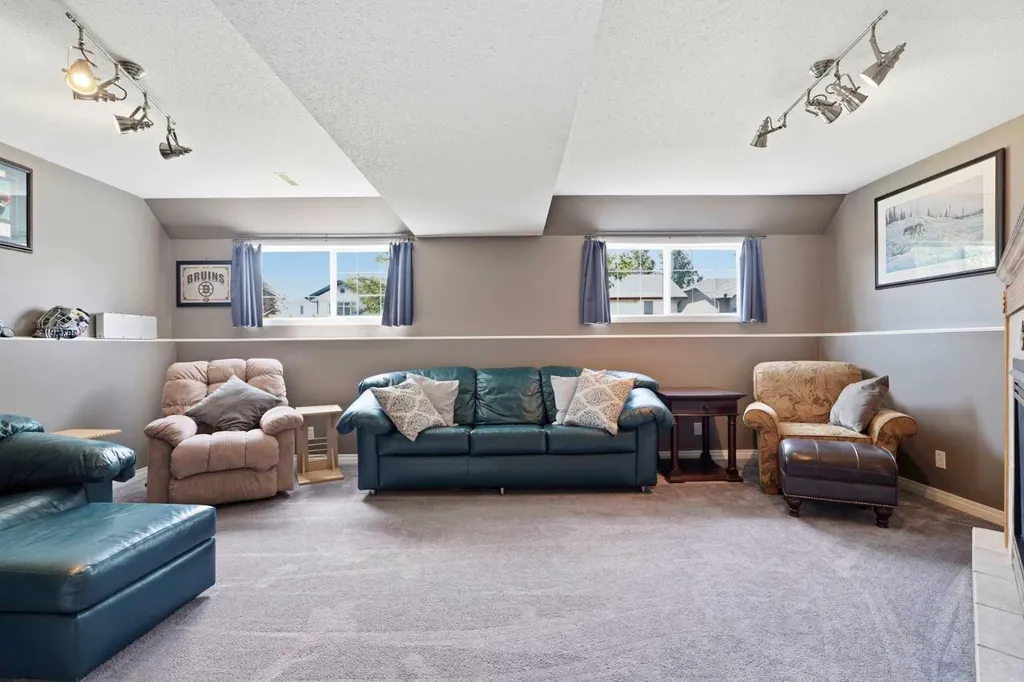 27 Hallgren Drive Sylvan Lake AB T4S 1W6