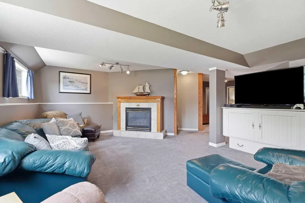 27 Hallgren Drive Sylvan Lake AB T4S 1W6