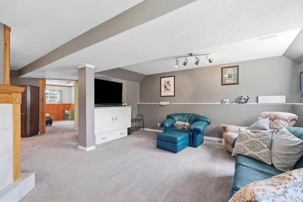 27 Hallgren Drive Sylvan Lake AB T4S 1W6