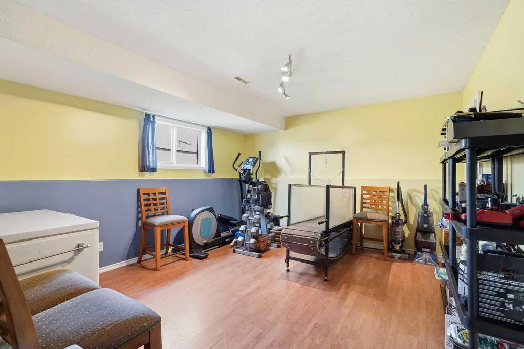 27 Hallgren Drive Sylvan Lake AB T4S 1W6