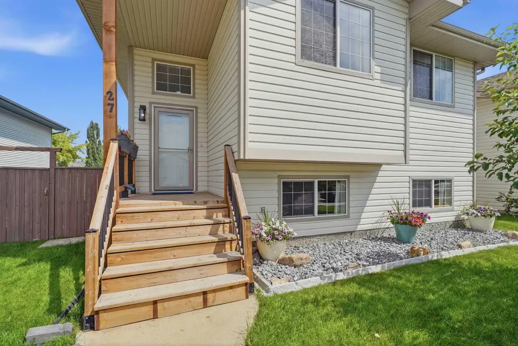 27 Hallgren Drive Sylvan Lake AB T4S 1W6