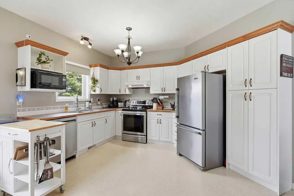 27 Hallgren Drive Sylvan Lake AB T4S 1W6