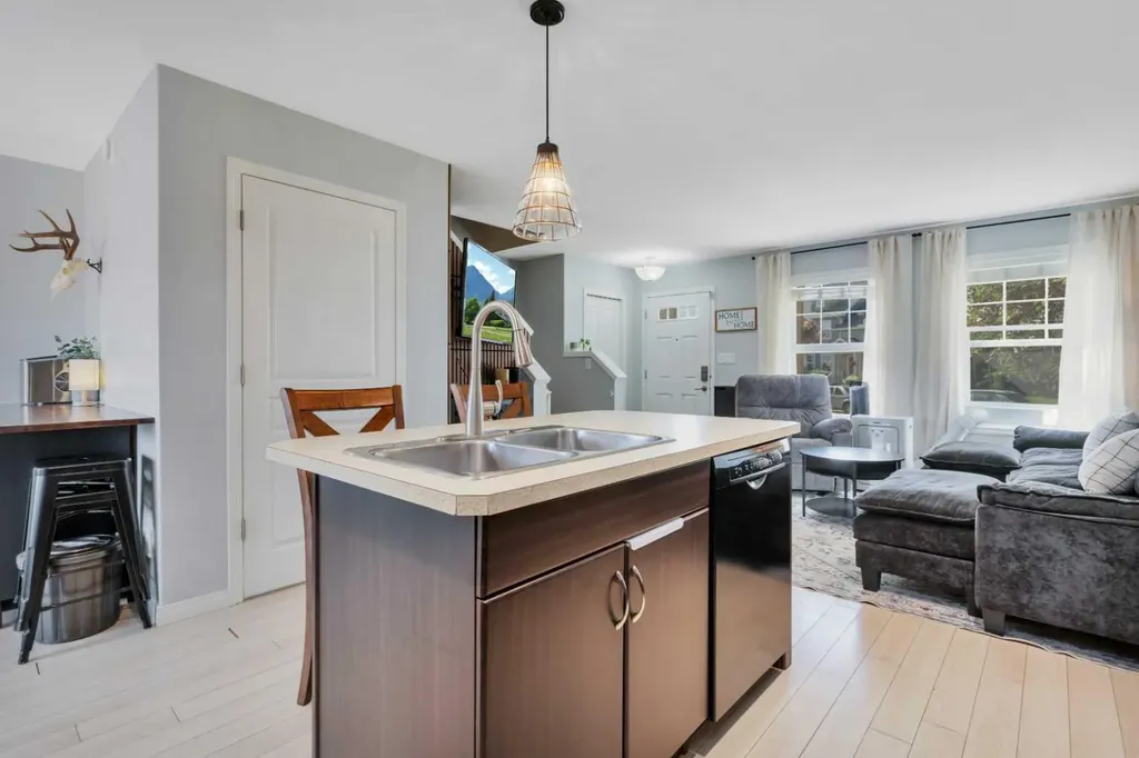28 Rafferty Court Sylvan Lake AB T4S 0C1